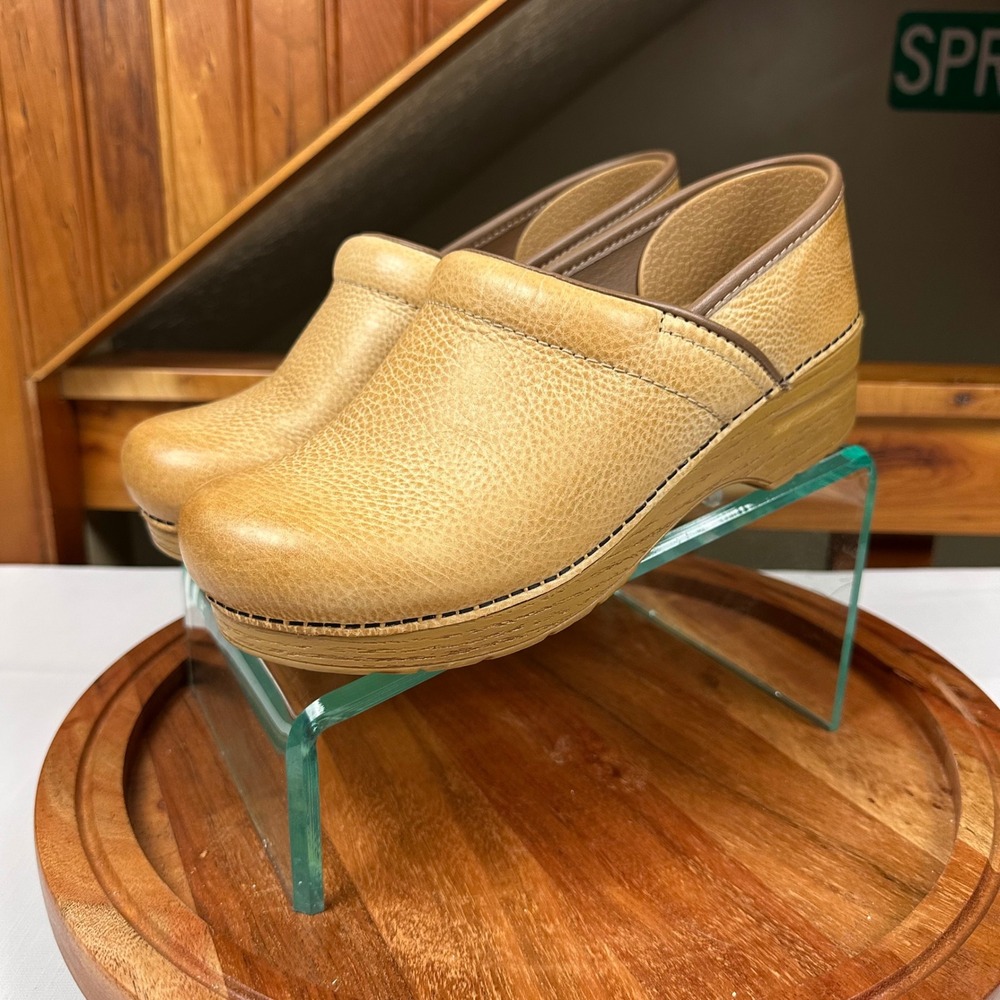 Dansko Professional Honey Pebbled Leather Clogs Wide Width Size 39 EU 8.5-9 US